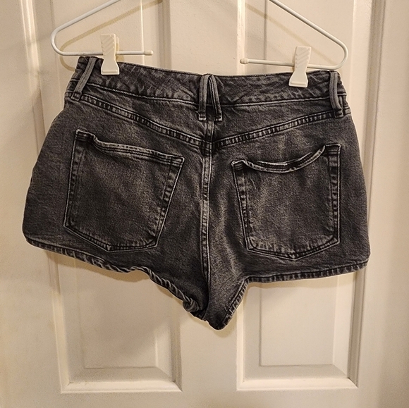 Good American Black Denim Shorts Size 8/29 - Picture 5 of 5